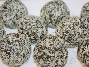 Spirulina Balls: The Smart And Sweet Nutritional Snack (Yummy Recipe Included!)