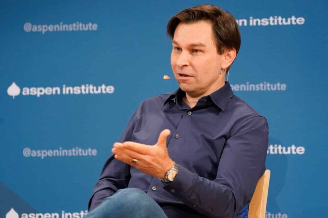 This 55-Year-Old Harvard Scientist Is the World’s Leading Anti-Aging Authority — His Shocking (But Simple) Daily Protocol Has Him Looking Decades Younger